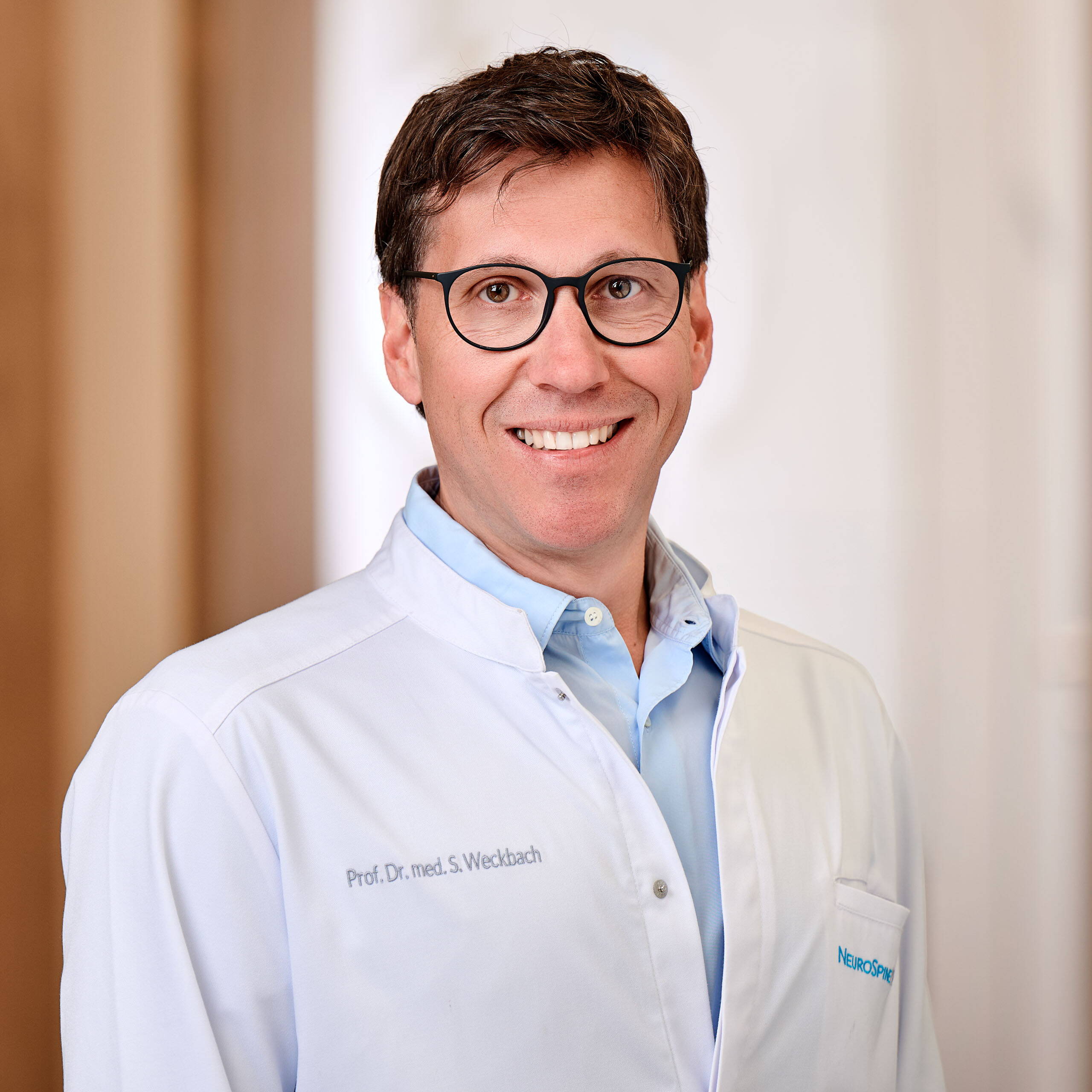 Prof. Sebastian Weckbach, Consultant in orthopaedics and spinal surgery at NeuroSpineZürich Portrait photo of Prof. Sebastian Weckbach, Consultant in orthopaedics and spinal surgery at NeuroSpineZürich
